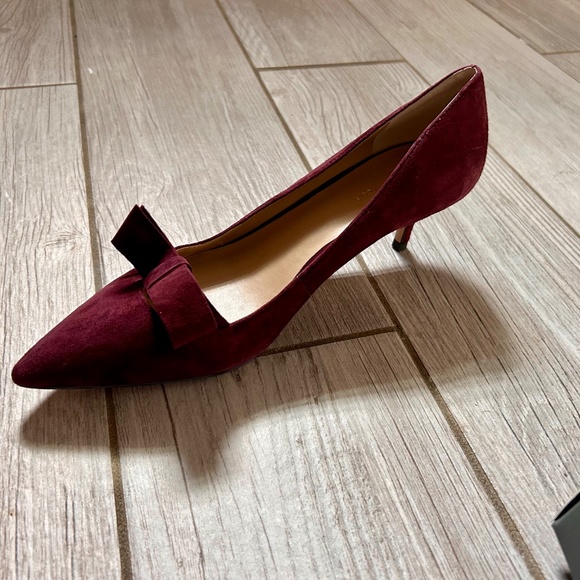 Ann Taylor Burgundy Suede Bow Kitten Heels – Size 7 - Picture 3 of 5